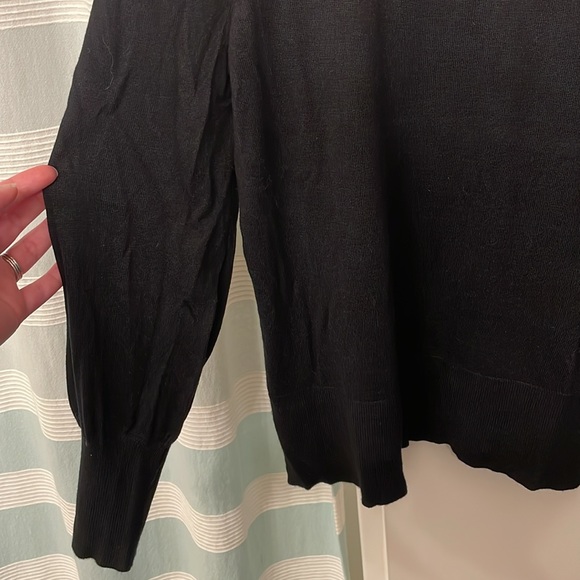 Cable & Gauge Turtle Neck Sweater Size Medium - Picture 3 of 4